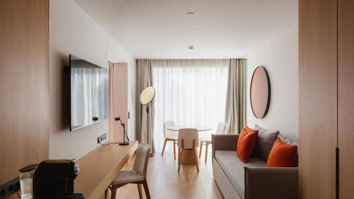 Sao Jorge de Arroios Hotel | Central Retreat with Rooftop Swims and an Exclusive Light Display