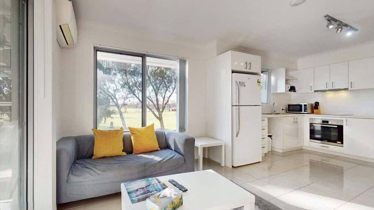 Rockingham Apartment | Central Rockingham Escape 2BR 2BA Parking