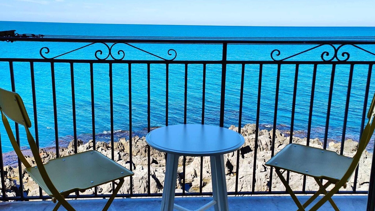 Old Town House | Central Room With Balcony And Amazing Sea View