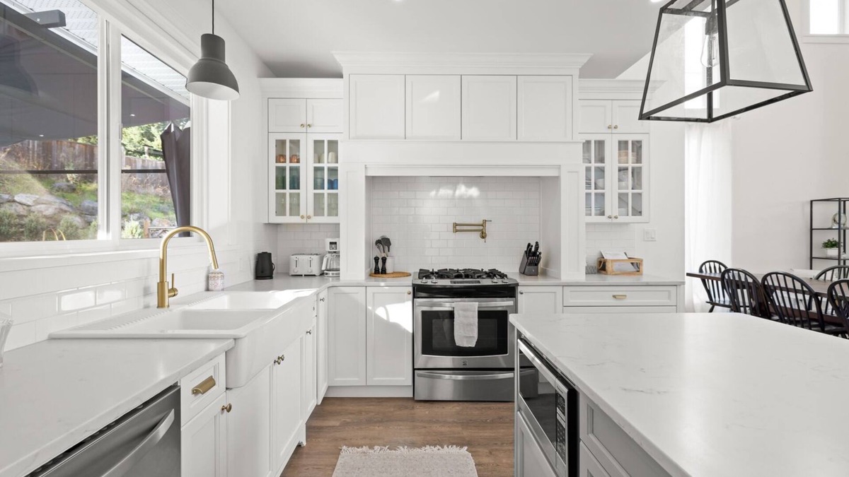 Central Saanich House | Central Saanich, Modern Spacious Home! Hot Tub. Private.
