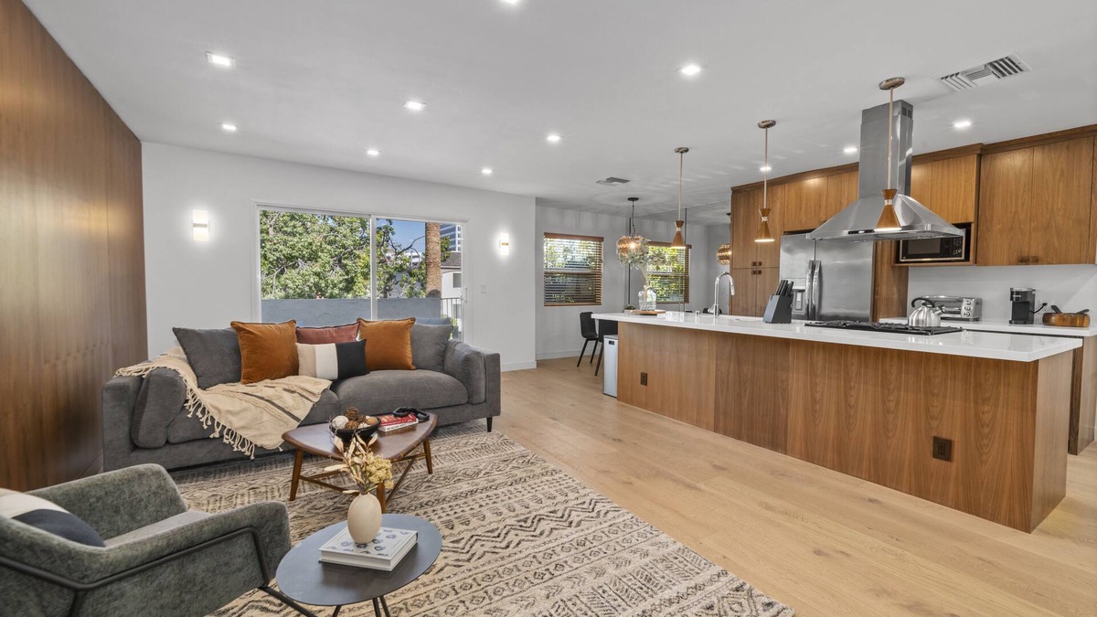 Wilshire Montana Apartment | Central Santa Monica Modern Oasis Apartment w/high end finishes
