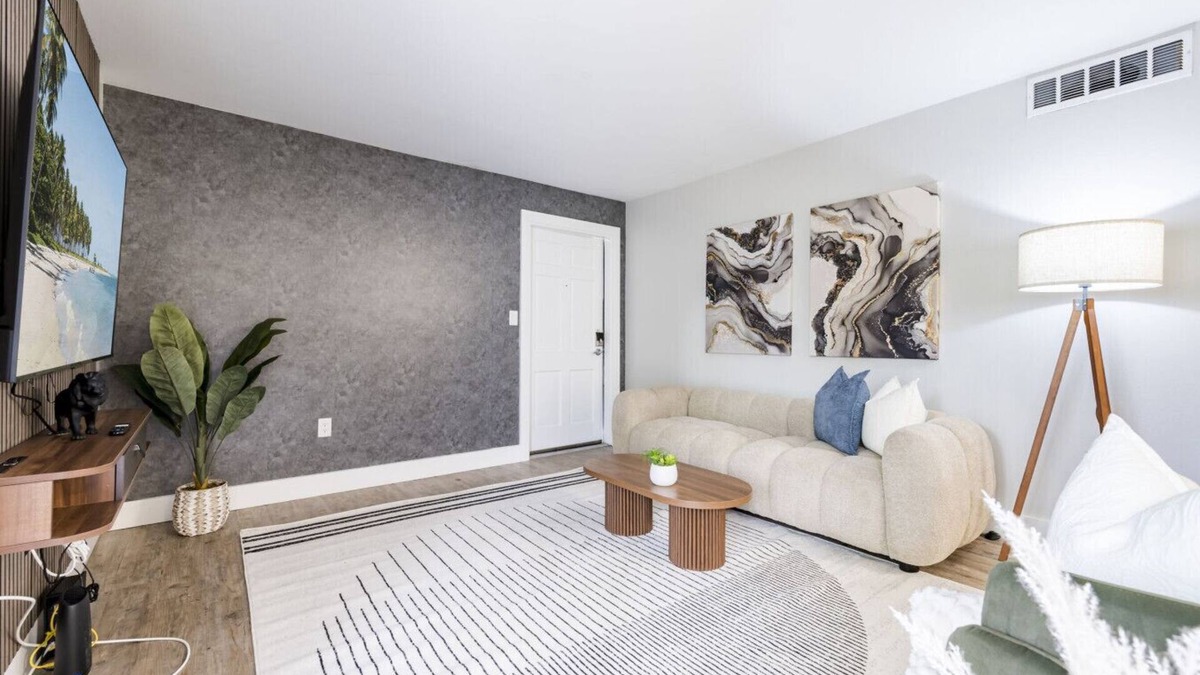 Beach Park Apartment | Central South Tampa | Walkable 2BR w/Pool Access