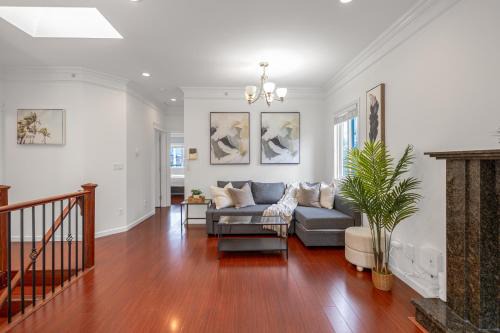 Renfrew-Collingwood Apartment | Central Spacious 3 Br Upstairs