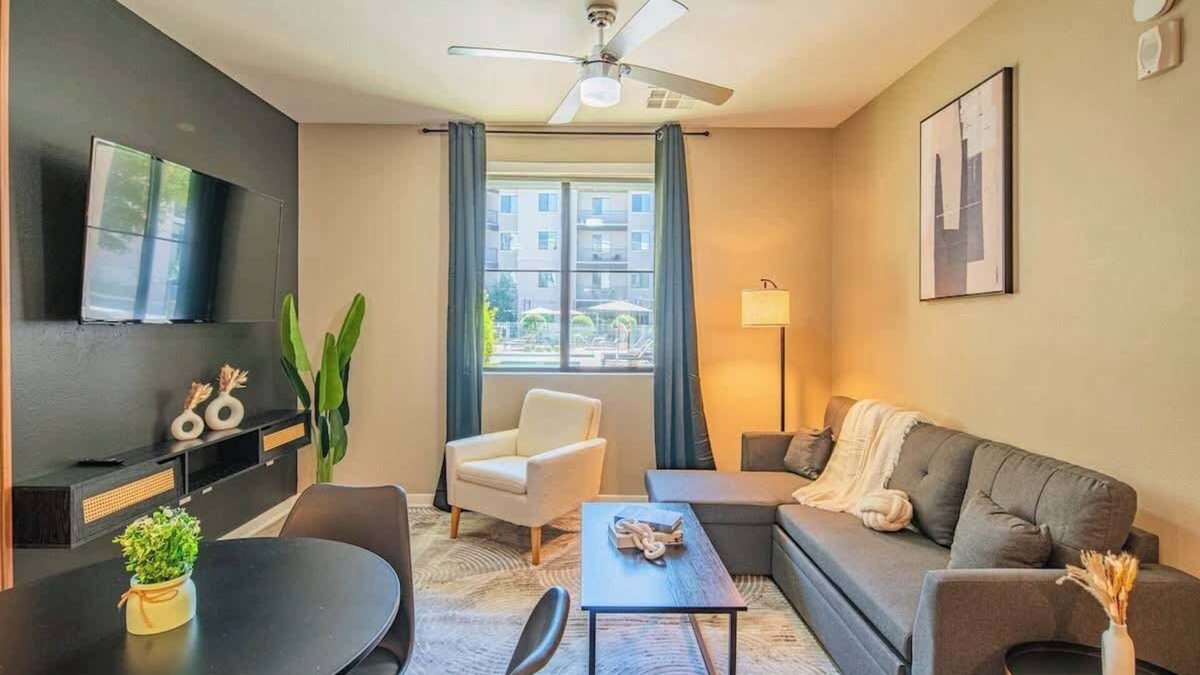 Orange Heights Apartment | Central Stay Apt |Gym, Pool, W/D, Parking, Sleep 5