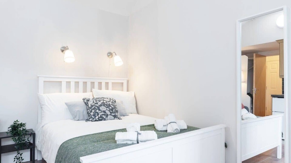 Dublin Apartment | Central Studio Apartment Fast WiFi TV and Kitchen
