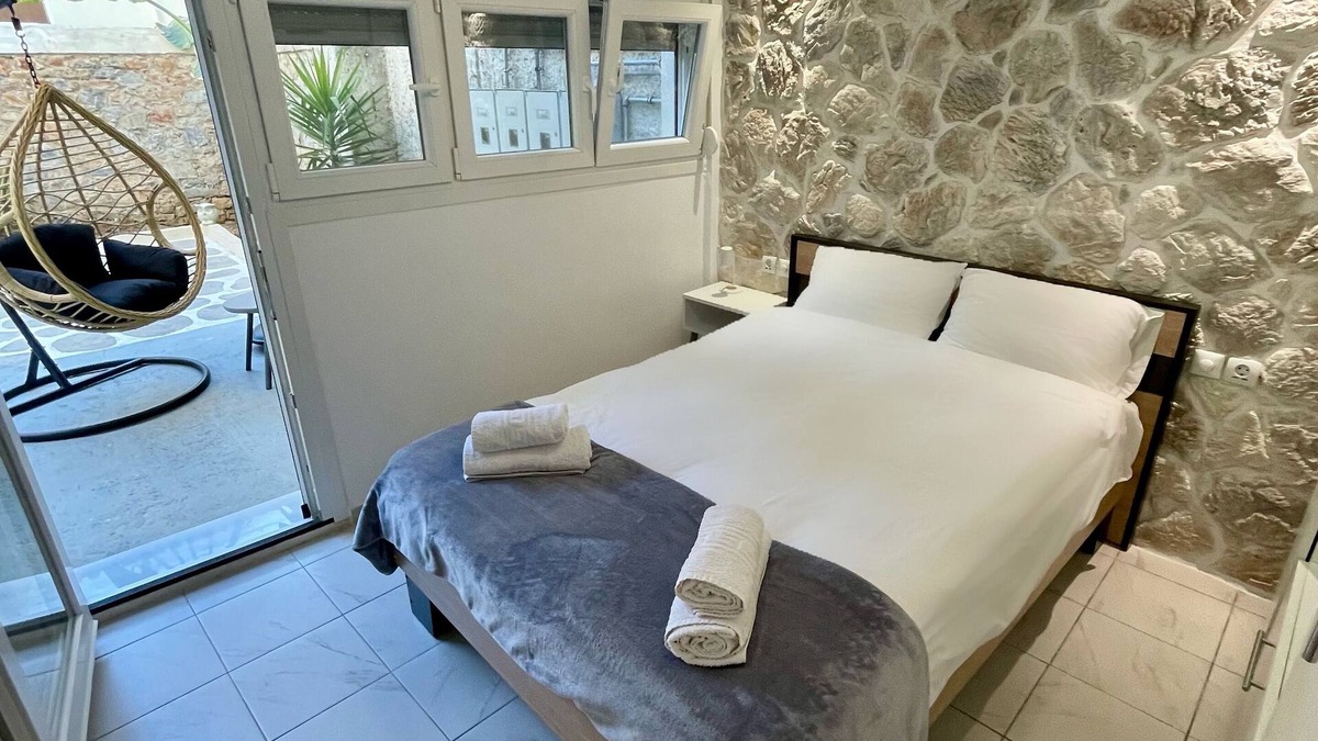 Volos City Centre Apartment | Central Studio Flat with Garden