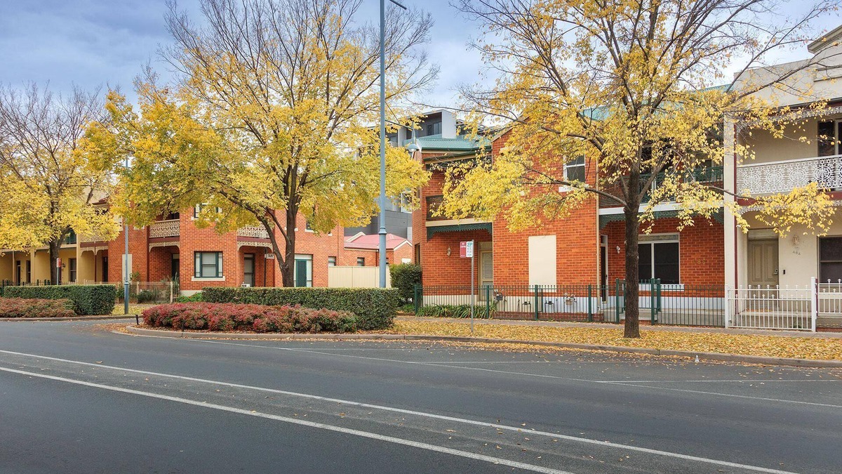 Albury House | Central Style at the Gardens - Stunning three bedroom classic in the heart of Albury