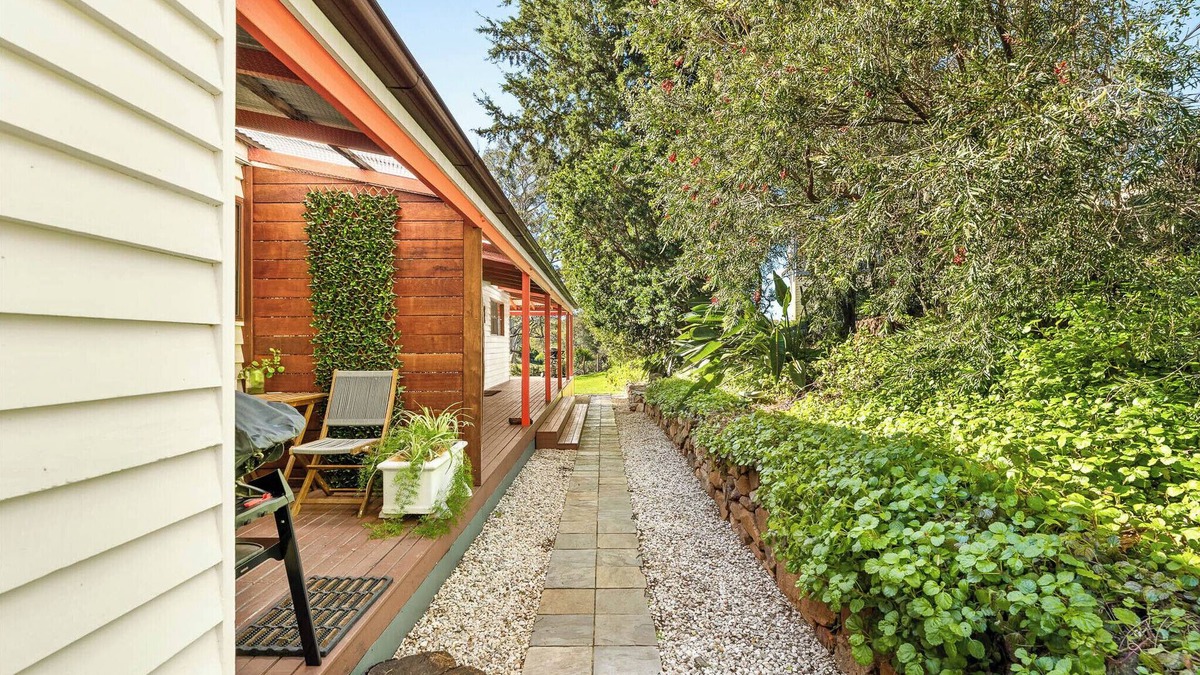 Central Tilba Apartment | Central Tilba Overnight Retreat — King Bed, Ensuite, Pet-Friendly
