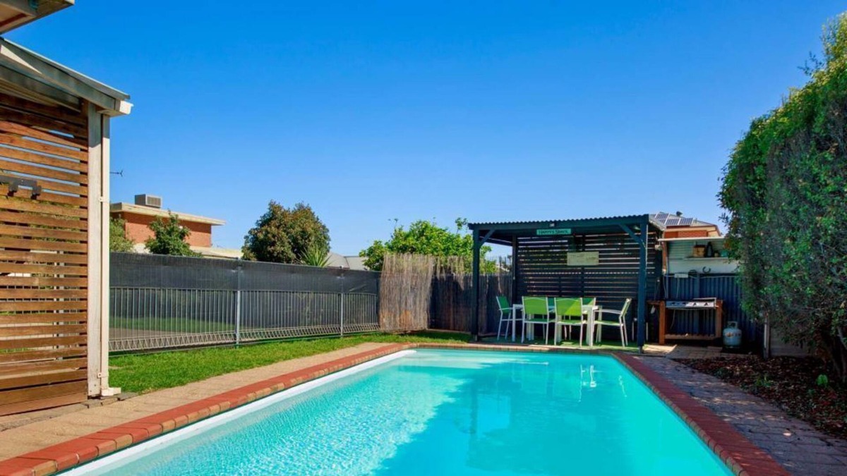 Mulwala House | Central to all Mulwala has to offer. Cosy and well appointed unit.