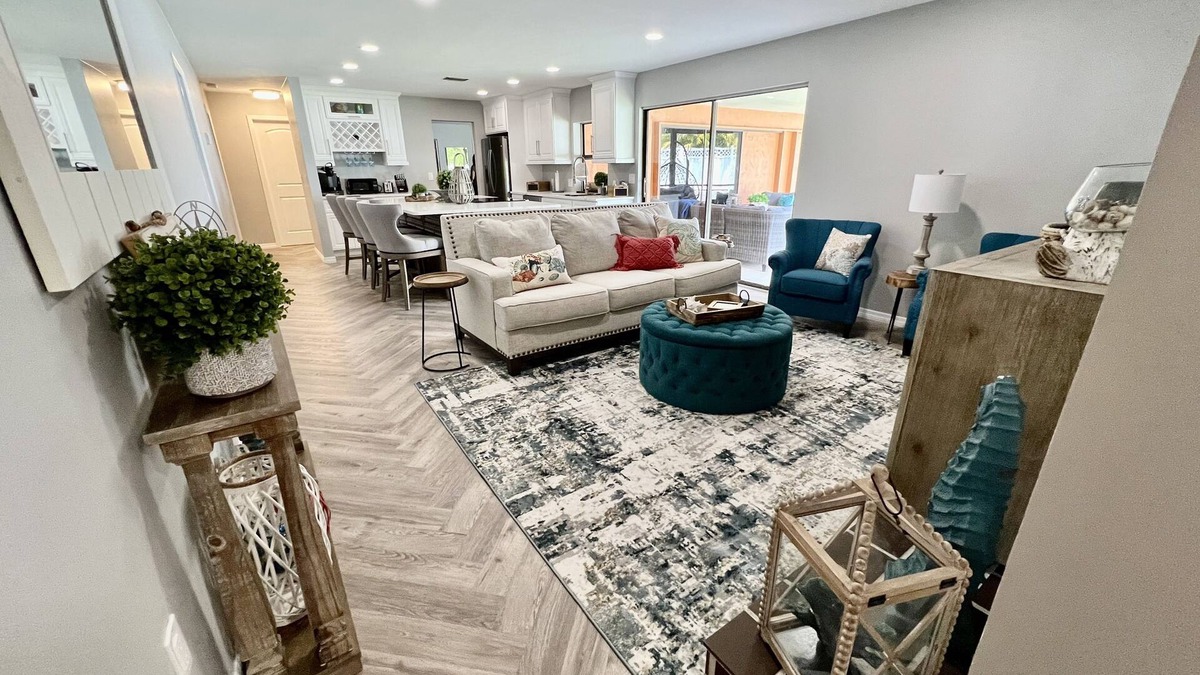 Palma Sola House | Central to AMI, Sarasota, Clearwater, St. Pete and Tampa!
