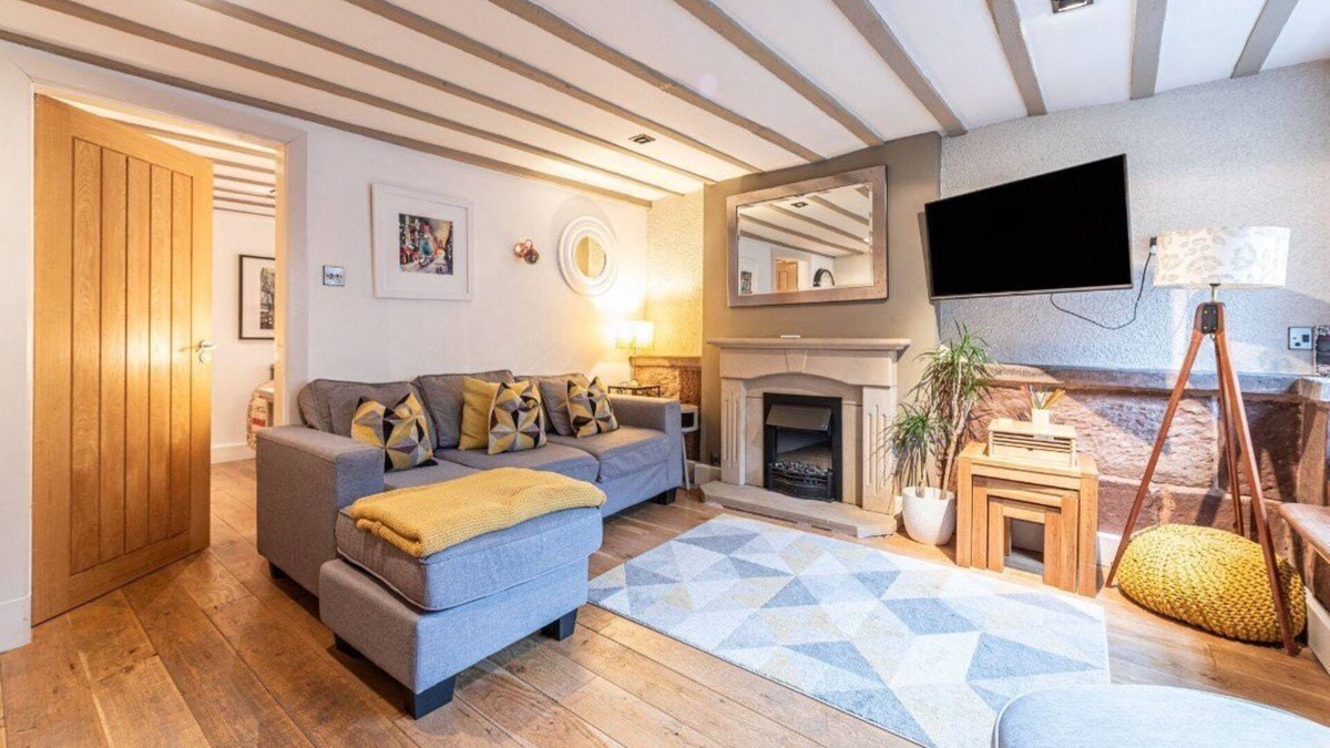 Chester Apartment | Central Two Bed Cottage on Watergate Street