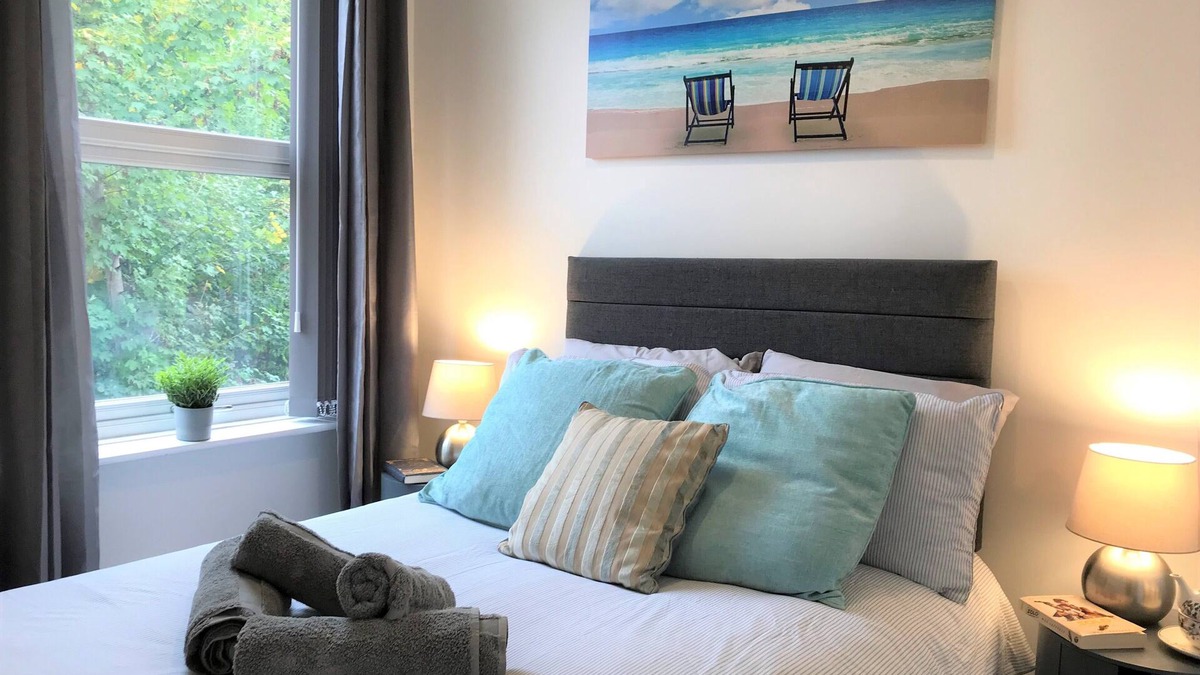 Wigan House | Central Wigan Welcoming Townhouse sleeps up to 6