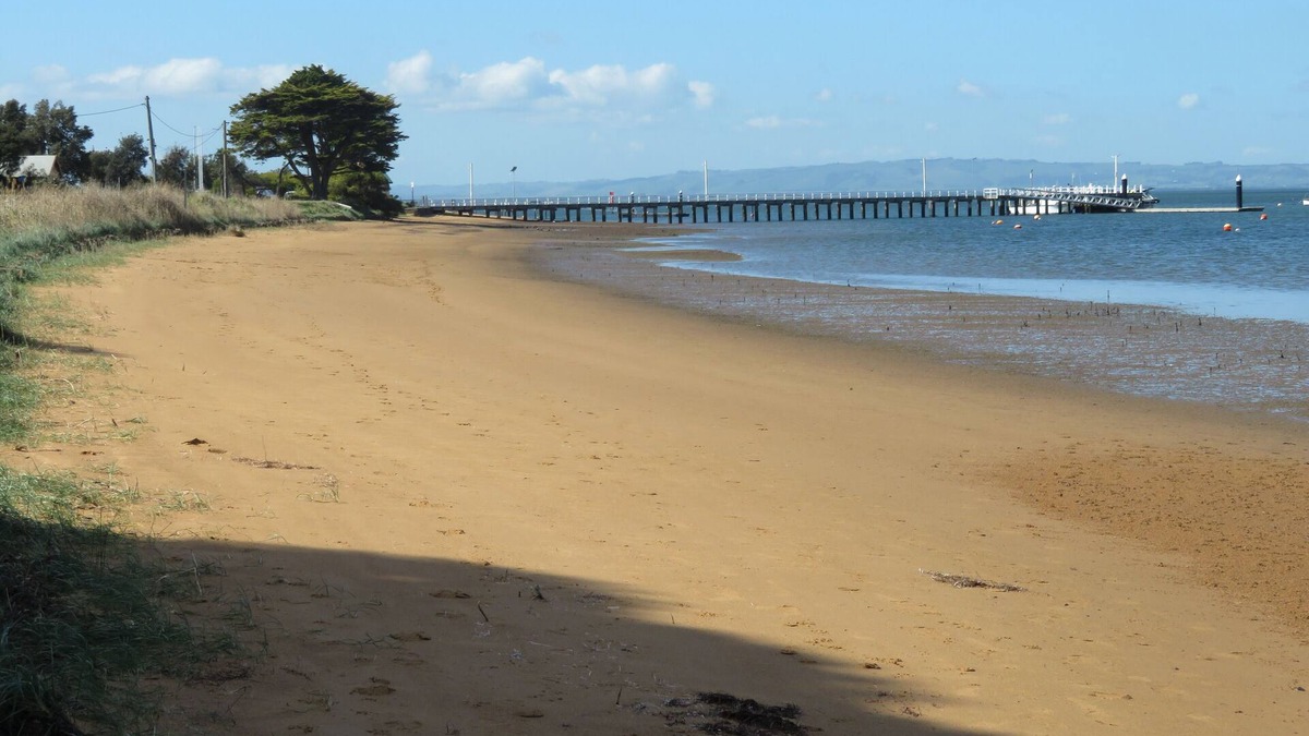 Rhyll House | Centrally cooled family home, 2 min walk to beach, lots of amenities, sleeps 8+