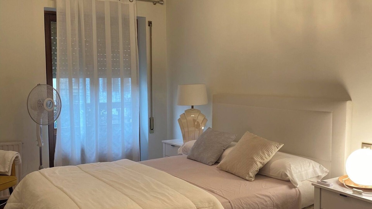 Zumarraga Apartment | Centrally located 3 bedroom apartment with balcony, facing the church of Zumarraga.