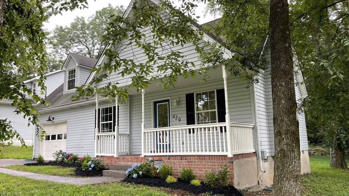 Gallatin House | CENTRALLY LOCATED - 4 bedroom- Hancock House - Pet Friendly. 1 gig internet.
