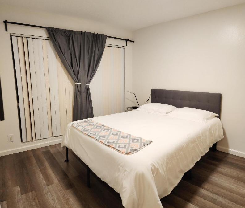 East Hemet House | Centrally Located, 4x Queen, 300 MBPS Internet with Backyard!