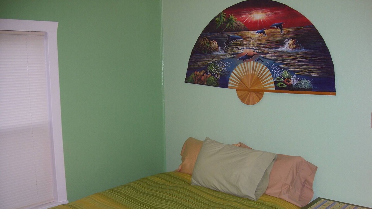 Tyrone House | Centrally located access from this quaint two bedroom home base.