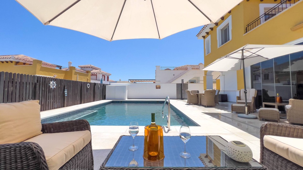 Torre-Pacheco Villa | Centrally Located Beautiful 3 Bed Villa with HEATED POOL