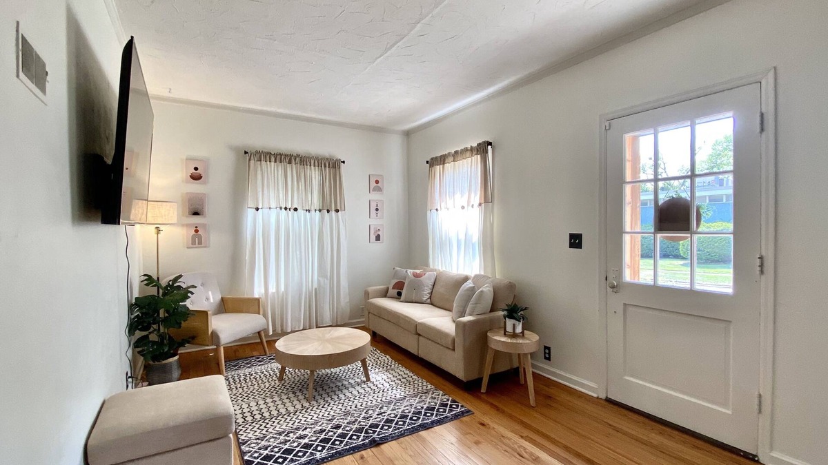 Lincoln House | Centrally Located Comfy beds 3Bds-2Bths