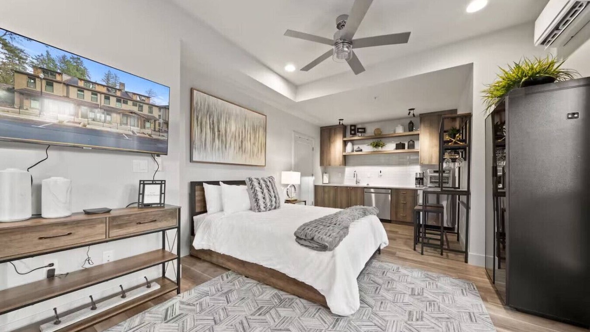 Walluga Apartment | Centrally Located Dog-Friendly Lake Oswego Studio