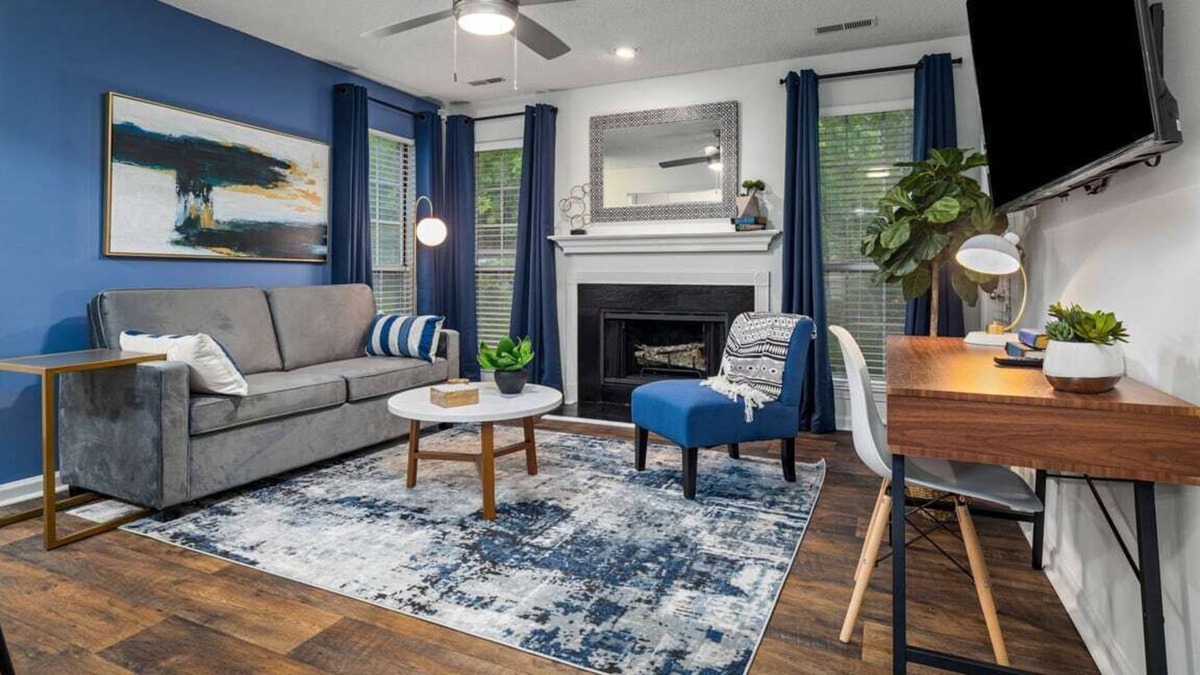 Meadowbrook Apartment | Centrally Located |Fast WiFi |Cozy King Bed