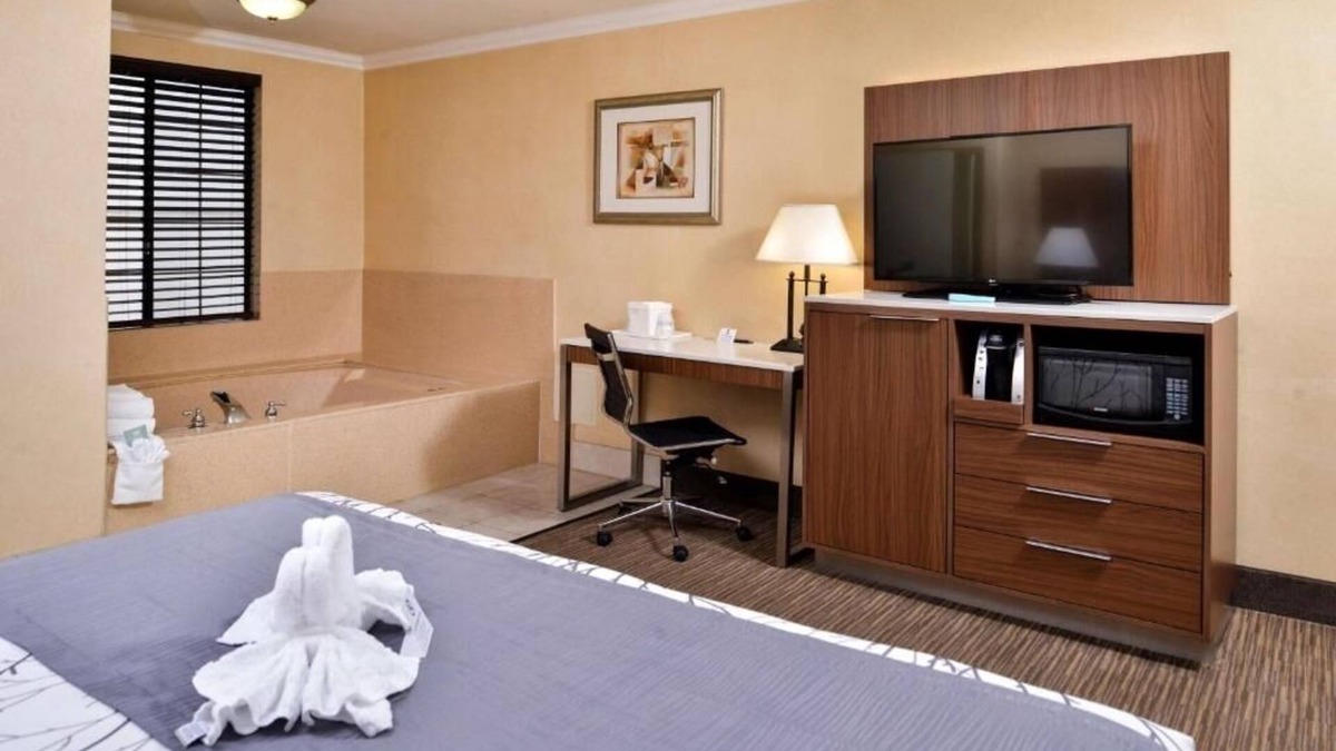 Hollywood Hotel | Centrally Located Hollywood Room Ideal for Exploring Top LA Landmarks