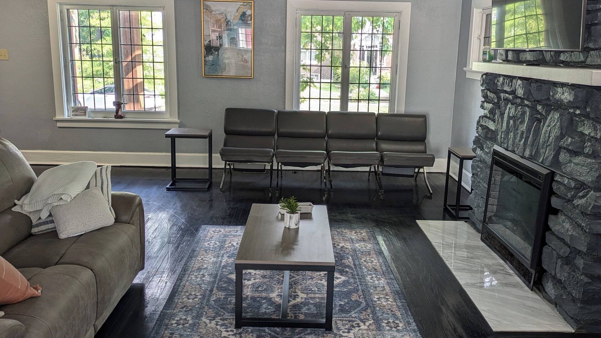St. Louis House | Centrally located historic 5 bedroom home only 2 blocks from Forest Park!
