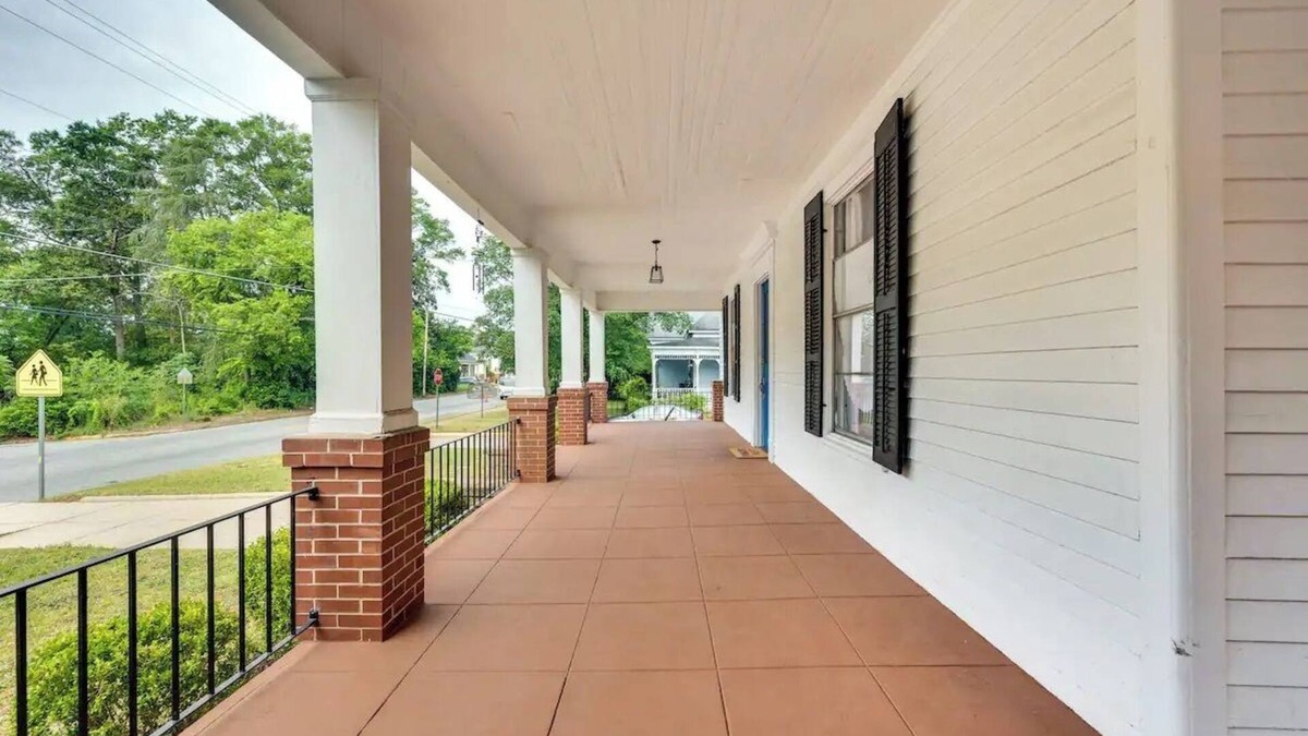 Macon House | Centrally located home in Macon