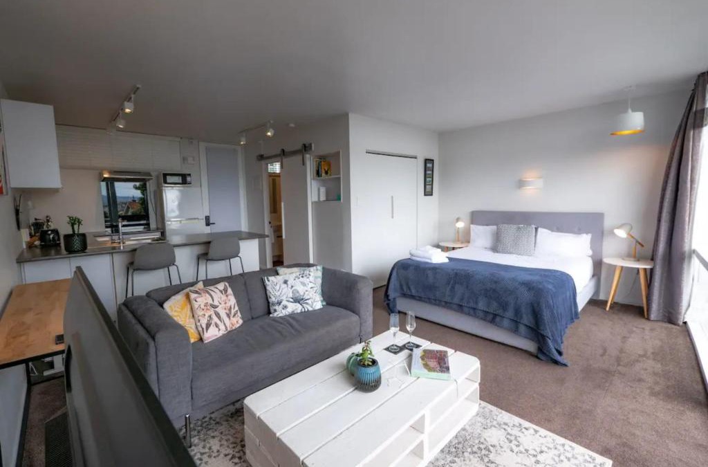 Mount Eden Apartment | Centrally Located Light-filled Studio w Parking