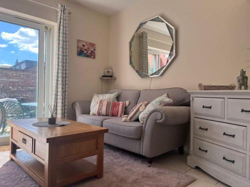 Lincoln House | Centrally Located Lincolnshire Home With Free Parking On Premises