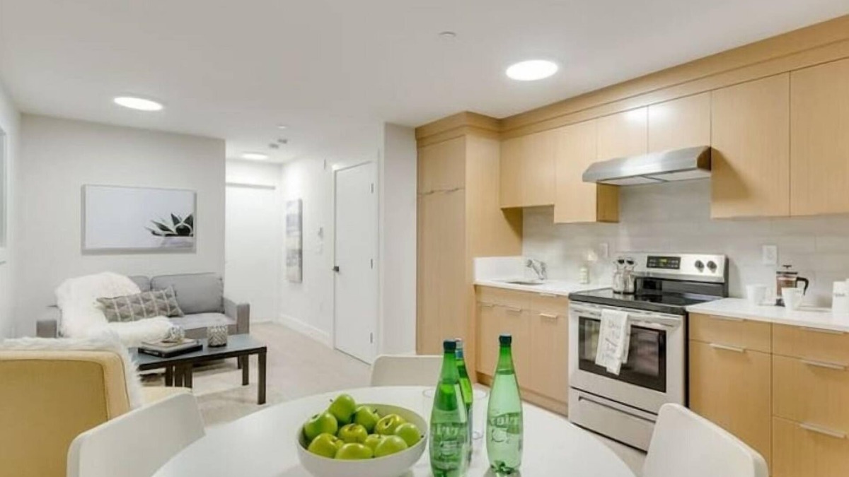 East Side Apartment | Centrally-located Modern Suite near Skytrain
