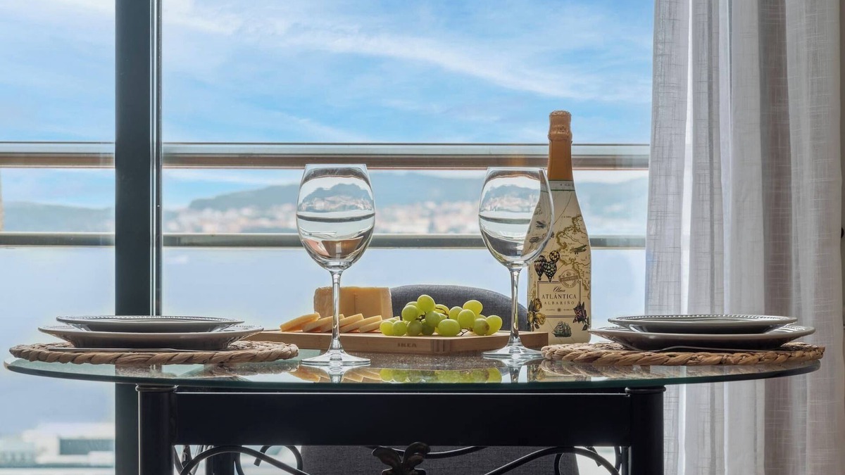 Vigo Apartment | Centrally located penthouse with sea views