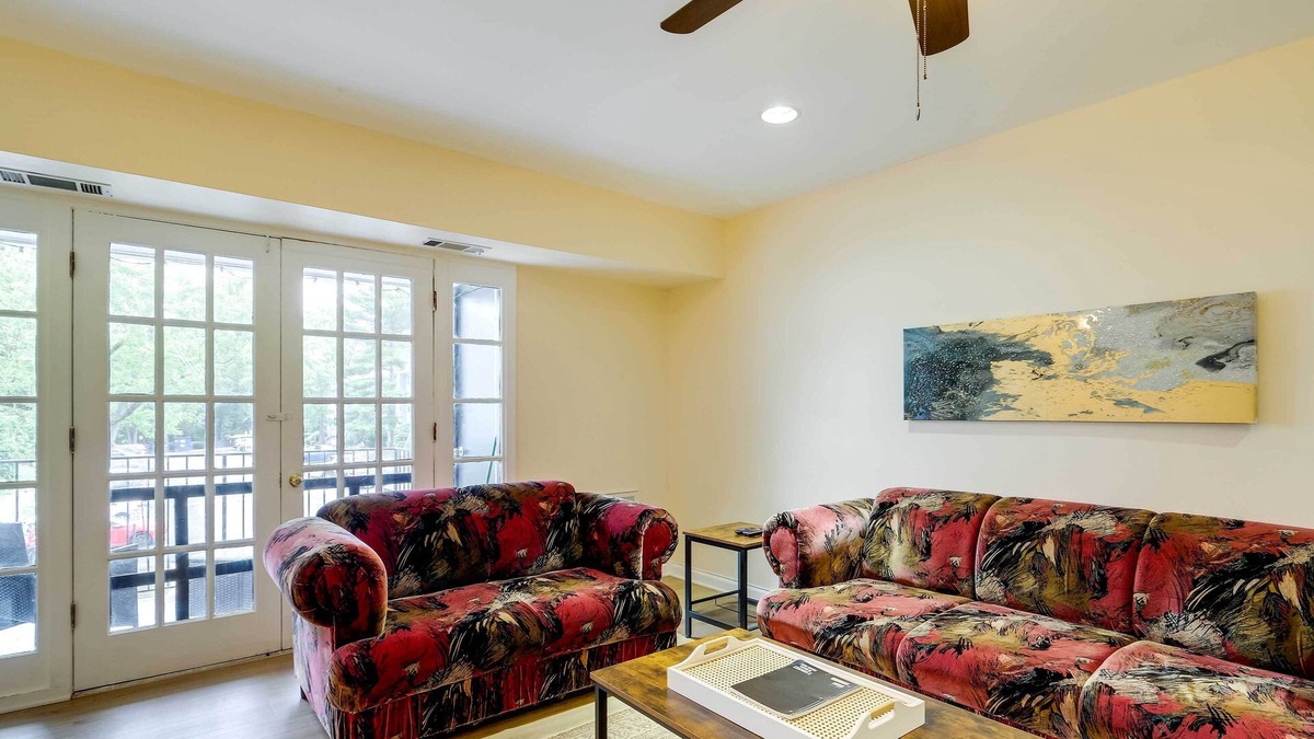 Springfield Apartment | Centrally Located Springfield Apartment w/ Balcony
