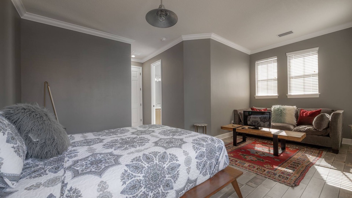 Hyde Park House | Centrally Located SOHO Retreat Walkable to UT & Dining