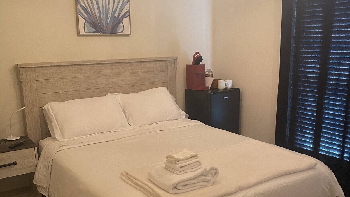 Wheatland House | Centrally Located and 10 Minutes to Airport Single Room with private bathroom