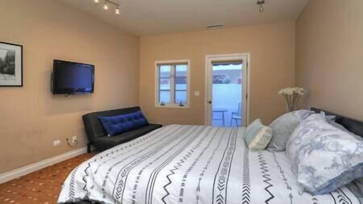 Oak Park Apartment | Centrally Located Coastal Retreat w/A/C