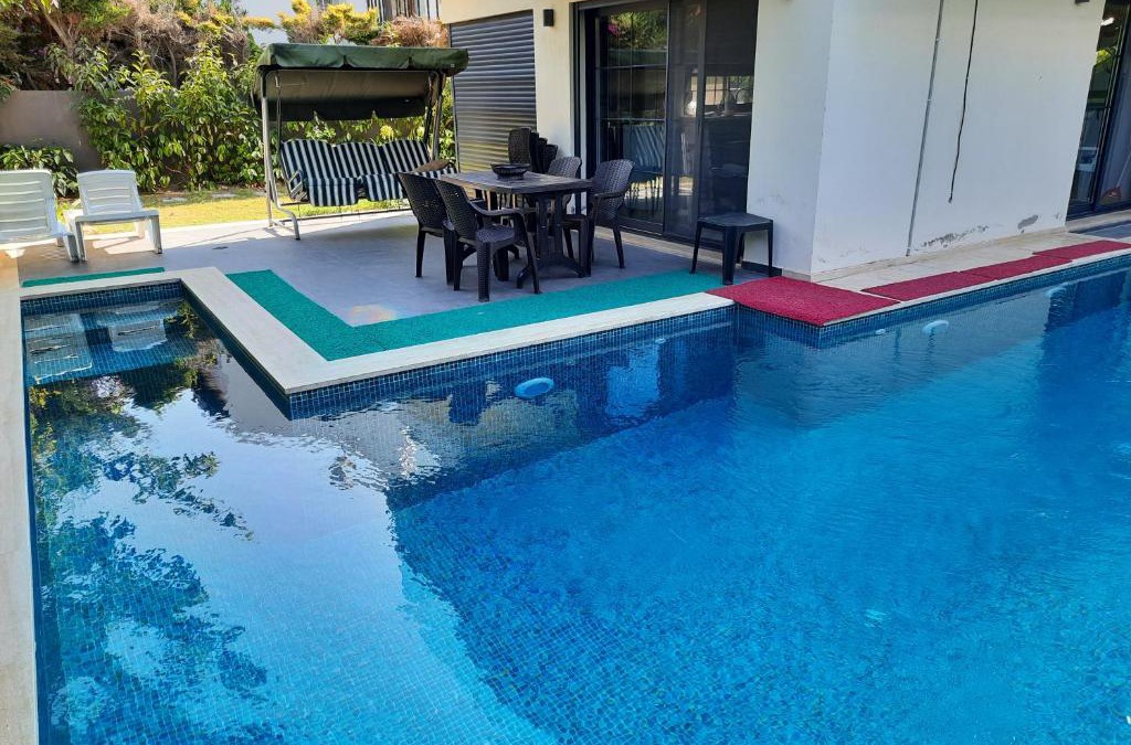 Cesme Villa | Centrally located villa with private pool 150m to the sea-Merkezi konumda denize 150m özel havuzlu villa