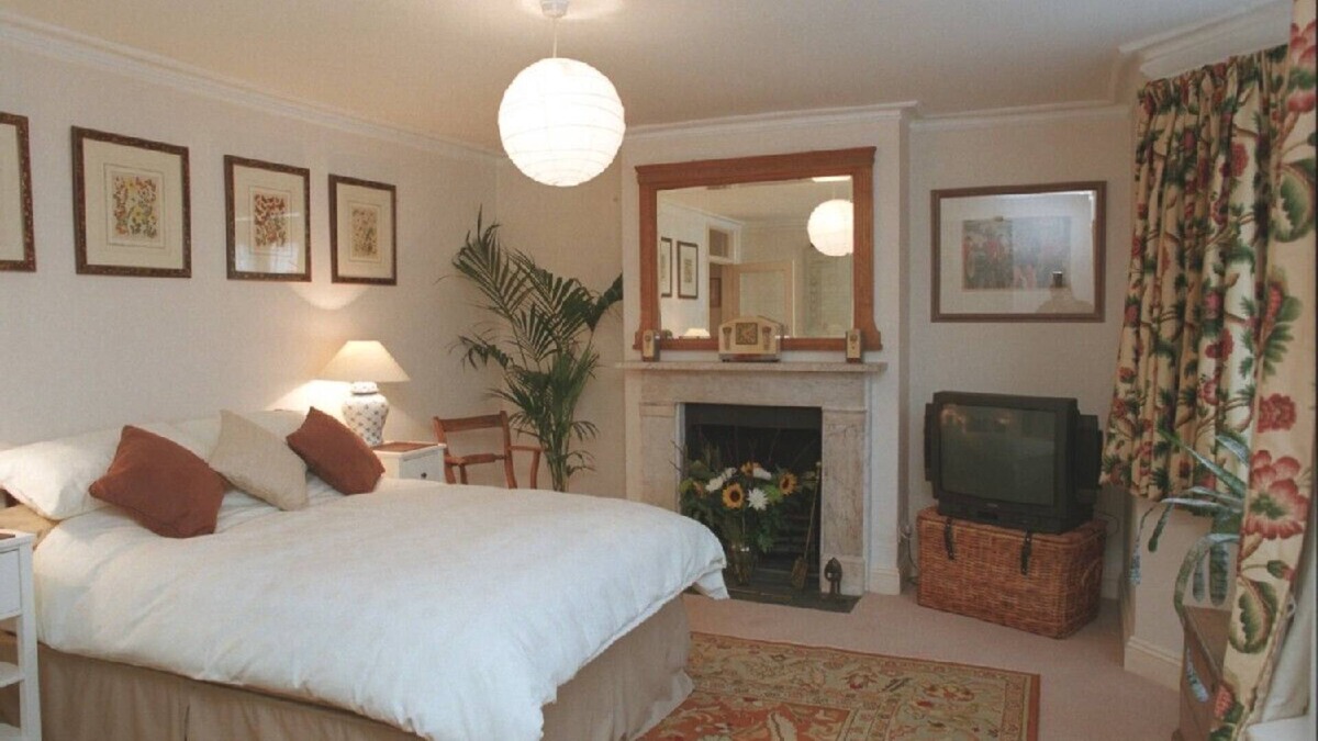 Kennington Apartment | Centrally located, well equipped, stylish self contained flat.
