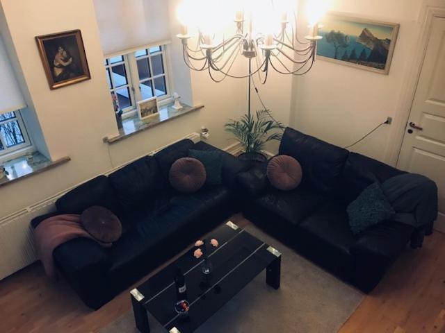 Gentofte Apartment | Centralt i Gentofte i 2 plan, ved S-Tog og busser