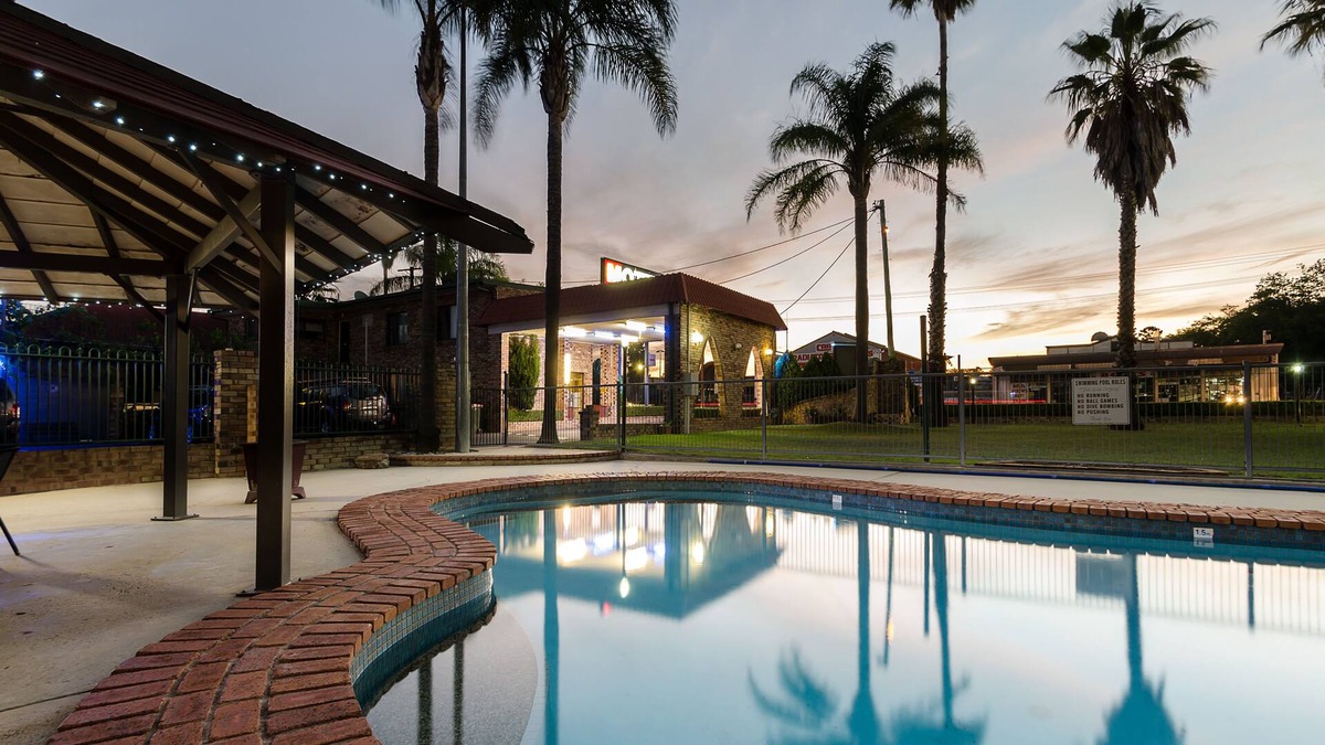 Warwick Hotel | Centre Point Mid City Motor Inn