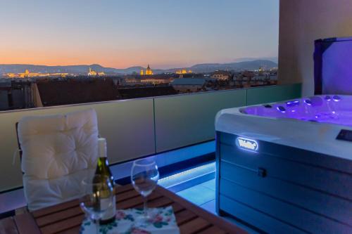 Csarnok negyed Apartment | Centropolitan Penthouse I Jacuzzi I FreeParking I Self Check-In