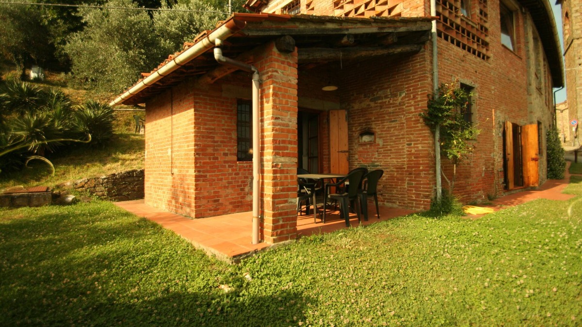 Petrognano Apartment | Centuries old farmhouse on the hills of Lucca set amongst vineyards and olive groves