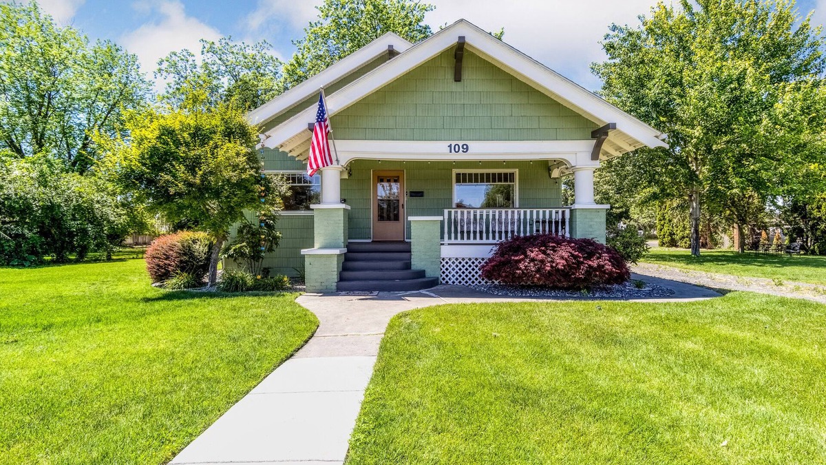 College Place House | Century House in Walla Walla Wine Country!