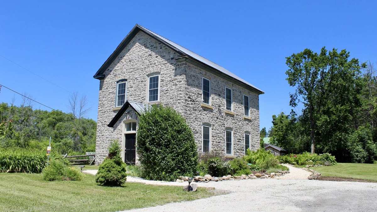 Port Elmsley House | Century School House Just Outside the Historic Town of Perth