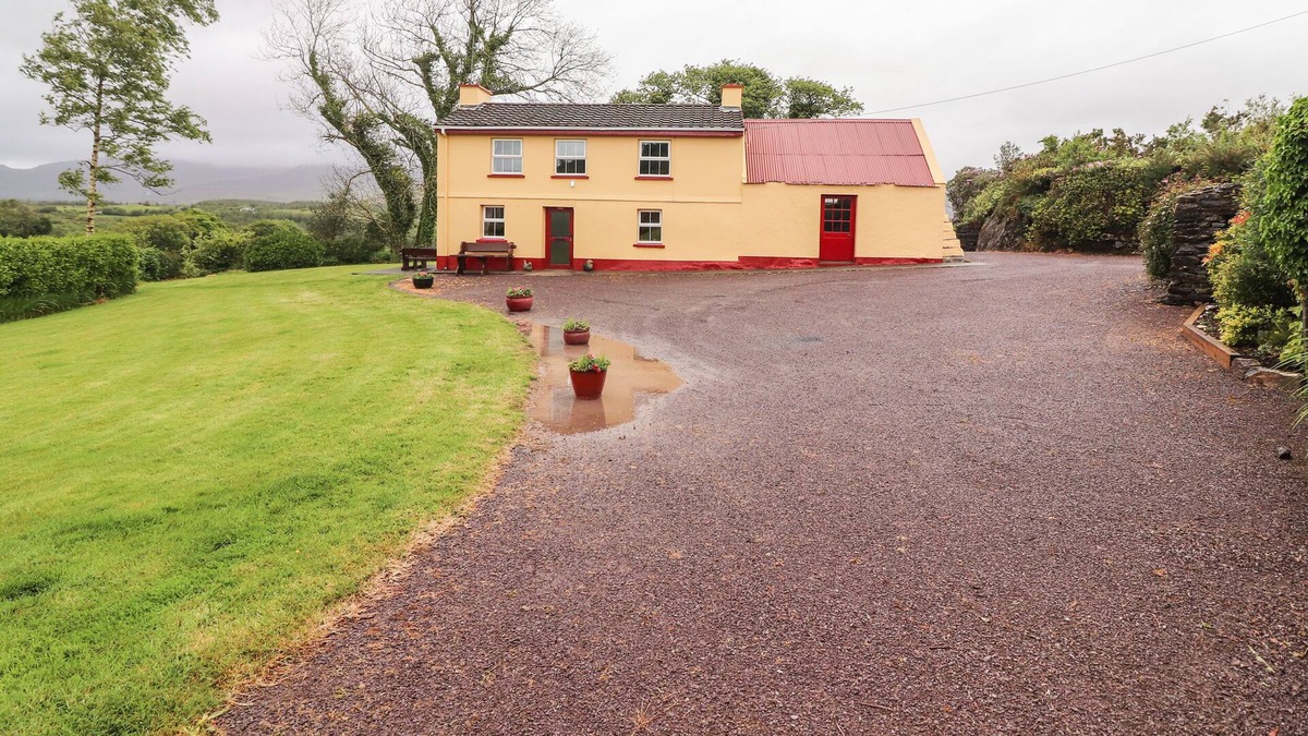 Sneem Cottage | CEOL NA N'EAN, pet friendly, with open fire in Sneem, County Kerry