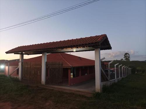 Cambui House | Chácara com Piscina e Lareira para Alugar em Munhoz MG