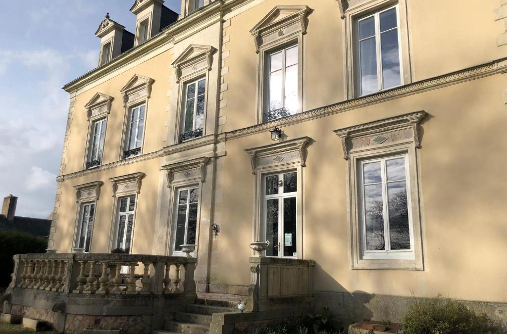 Parennes Bed & Breakfast | Château XIXe avec parc, chambres spacieuses et petit déjeuner local, proche forêt et cité médiévale - FR-1-410-411