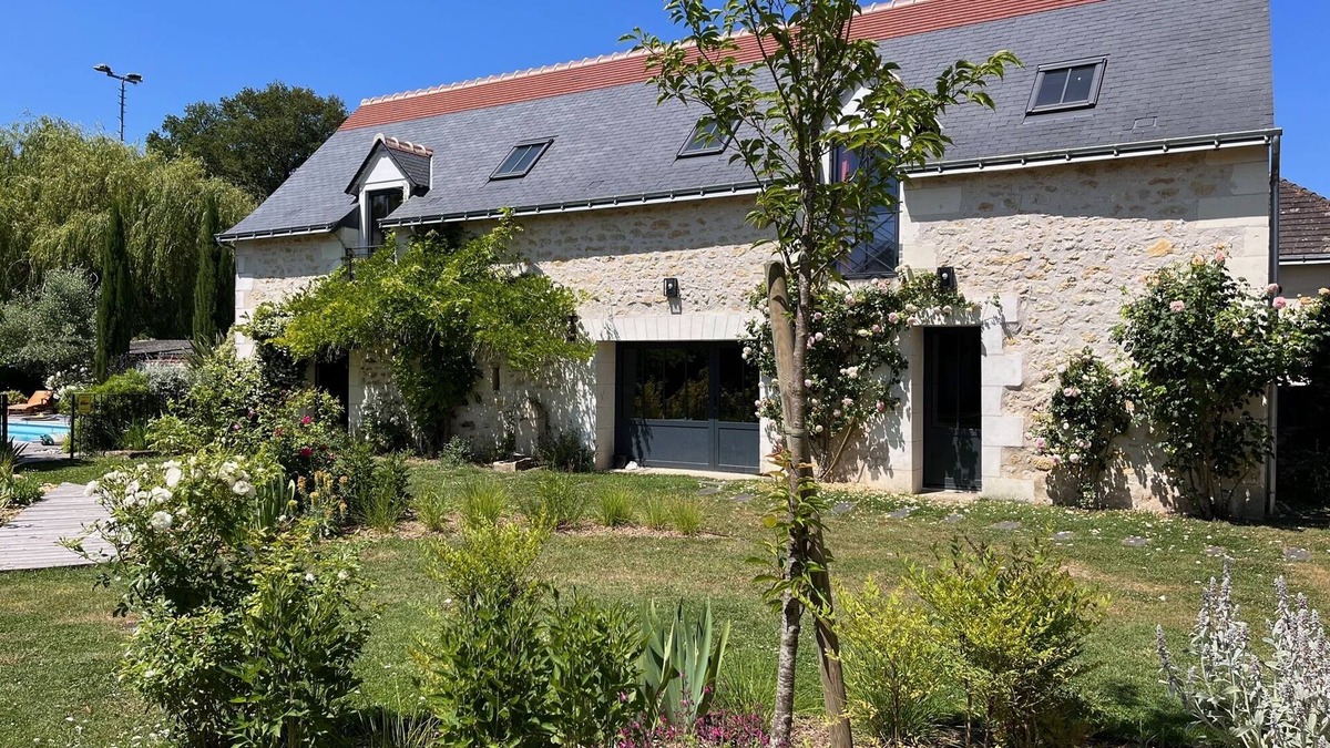 Sainte-Catherine-de-Fierbois House | Charming farmhouse with heated, secure swimming pool
