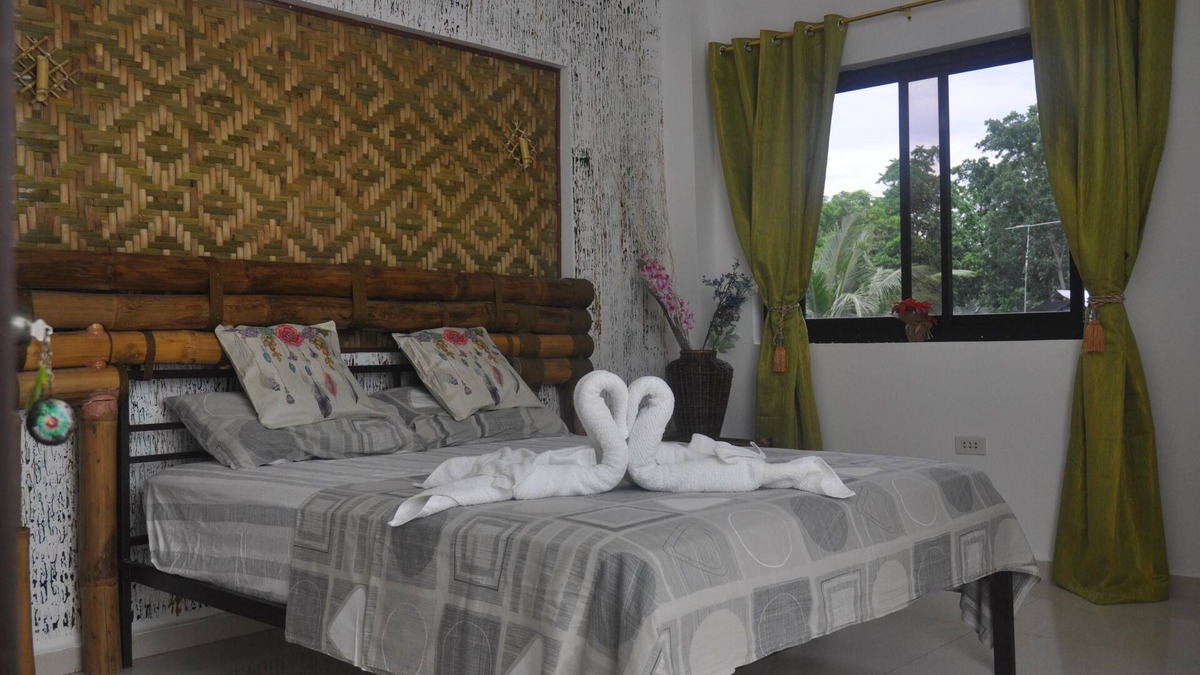 Tagbilaran House | CH1 NICE ROOM WITH PRIVAT BATHROOM IN LUXURY VILLA Fiber internet unlimited