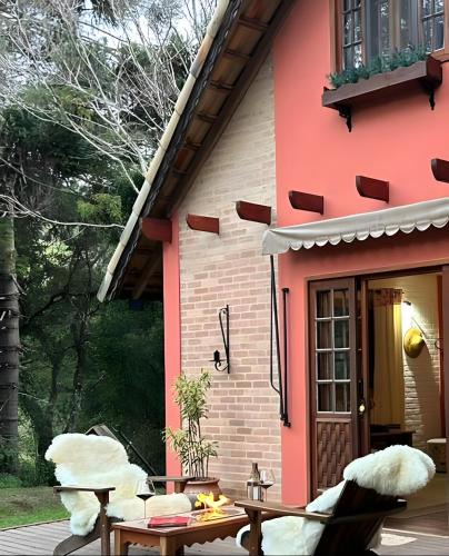 Cunha Ski Chalet | Chalé Azaléa com roupas de cama e banho internet de alta velocidade smart tv lareiras decks jardim cozinha equipada estacionamento privativo floresta relaxamento descanso e silêncio no campo